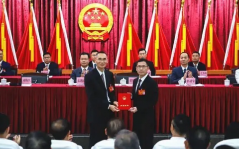 梁觉聪当选狮山镇长；黄亮当选副镇长