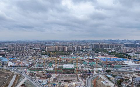 广湛高铁在施规模最大站房轨行区承轨层施工完成