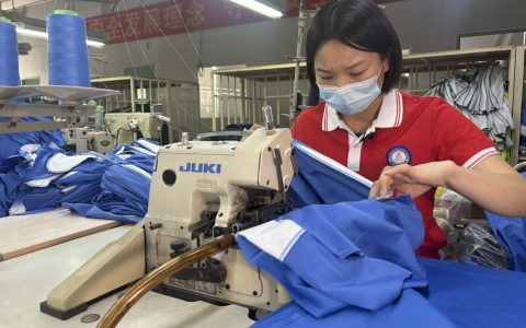 校服市场化改革，记者带你看高明校服生产企业→